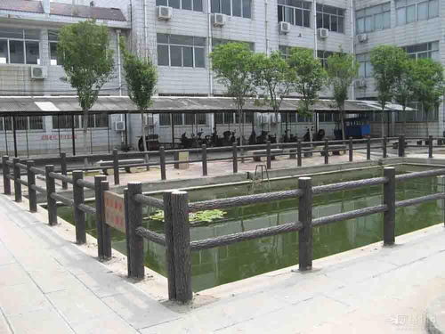 水泥護欄、仿木圍欄與澇池防護欄 多功能水泥制品的防護應(yīng)用
